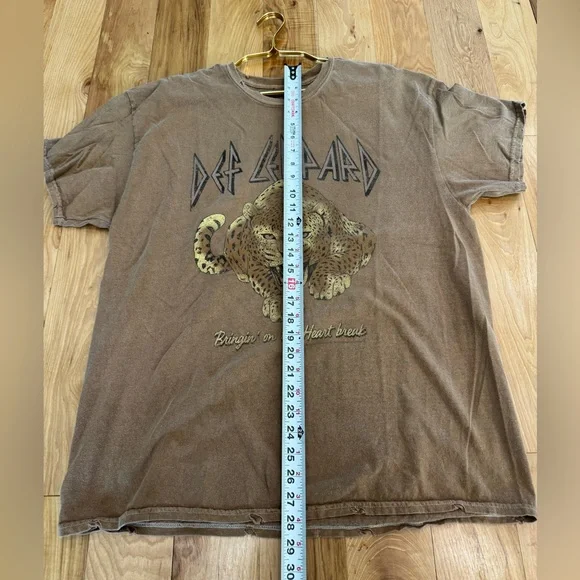 Def Leopard Large Graphic Tee Brown Vinyl Icons T-Shirt T9 - Picture 6 of 7
